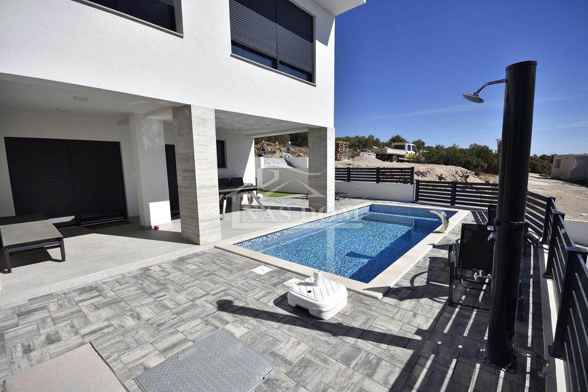 Vodice - Casa con piscina, vista mare, 600m dalla spiaggia