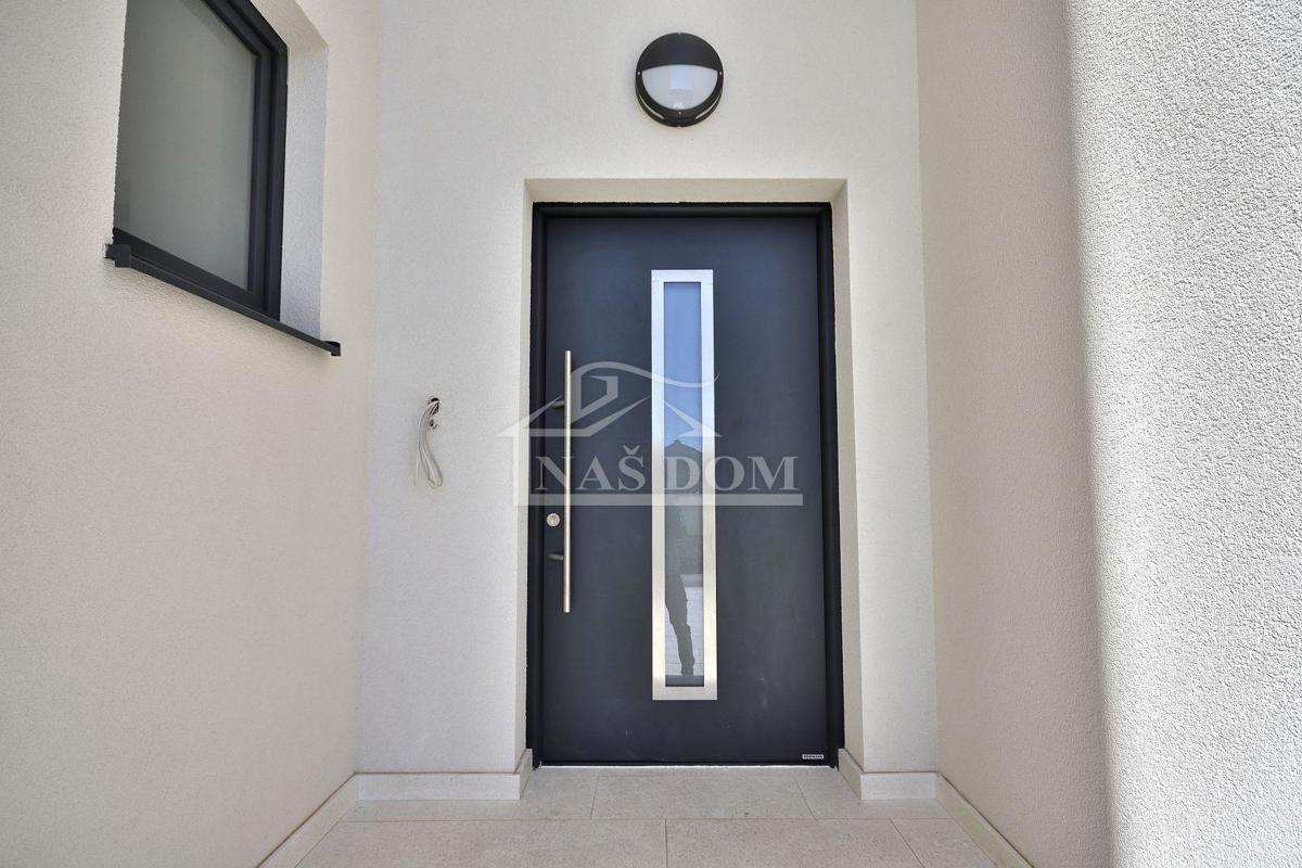 Vodice - *NEW BUILDING* apartment on the ground floor with garden and garage, 650 m from the beach