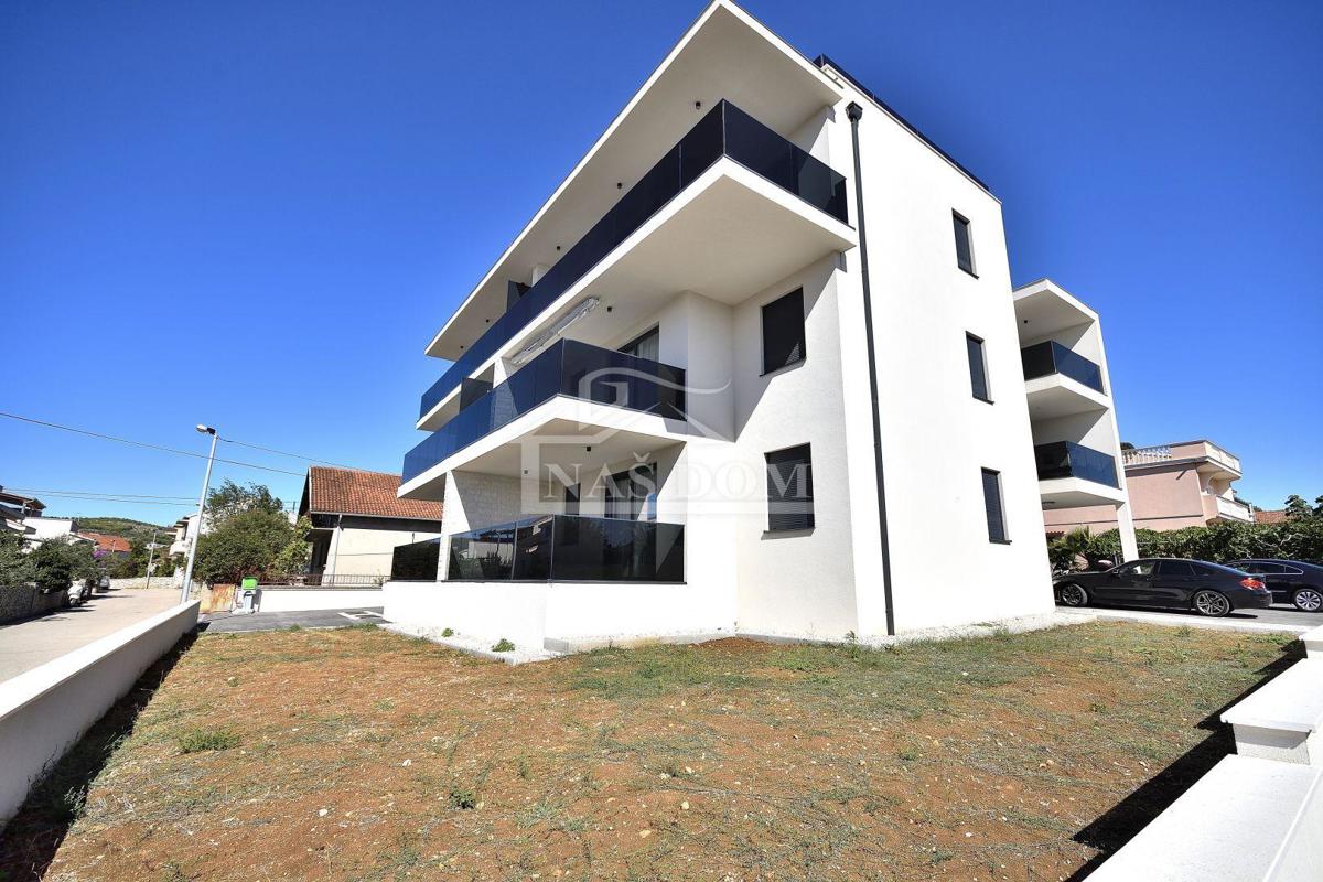 Vodice - *NEW BUILDING* apartment on the ground floor with garden and garage, 650 m from the beach