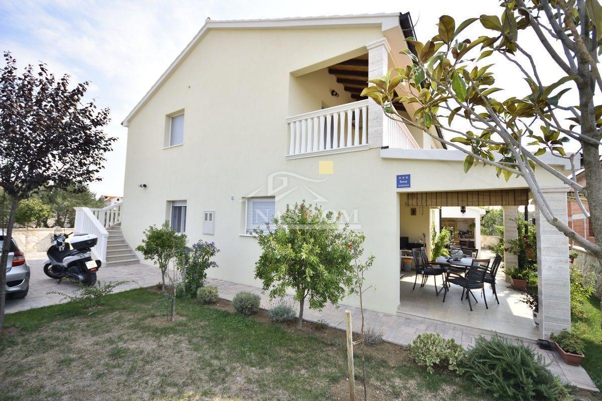 Vodice casa con tre appartamenti, giardino, gazebo