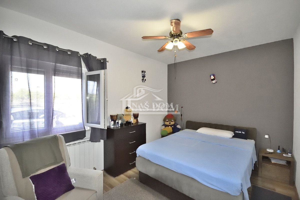 Vodice casa con tre appartamenti, giardino, gazebo