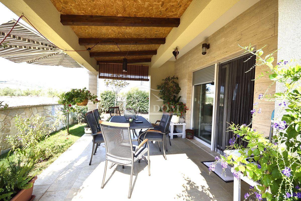 Vodice casa con tre appartamenti, giardino, gazebo