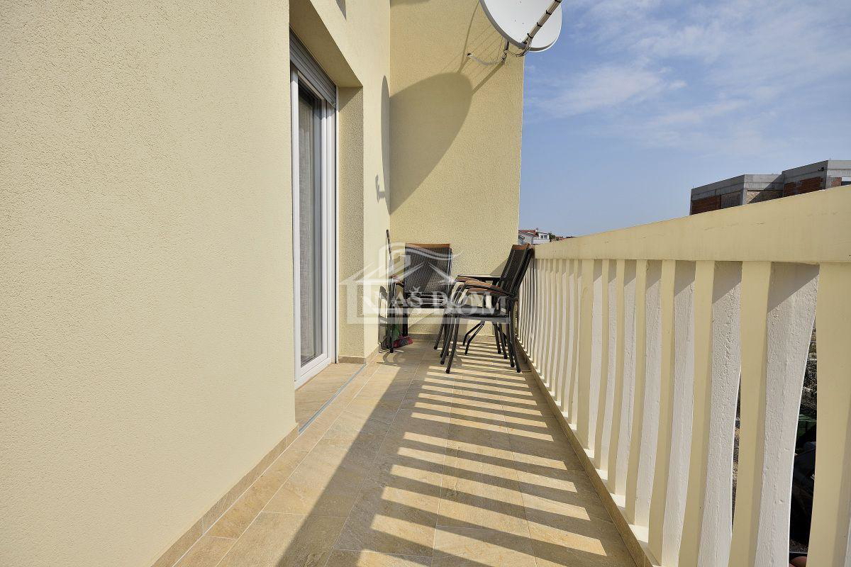 Vodice casa con tre appartamenti, giardino, gazebo