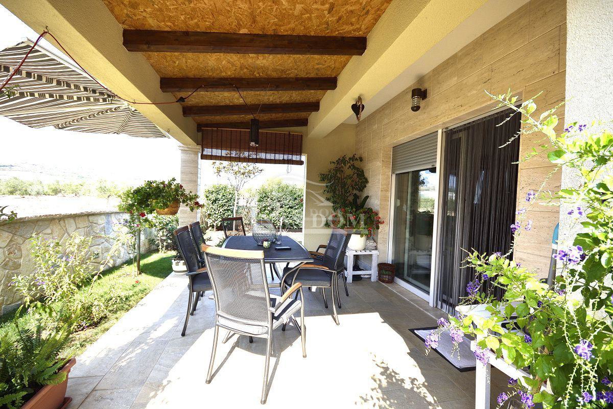 Vodice casa con tre appartamenti, giardino, gazebo