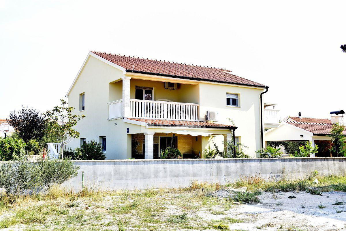 Vodice casa con tre appartamenti, giardino, gazebo