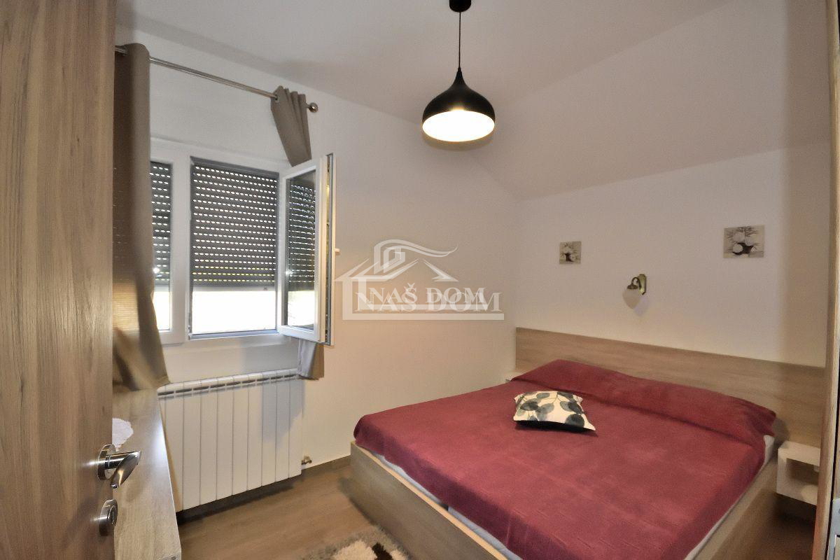 Vodice casa con tre appartamenti, giardino, gazebo