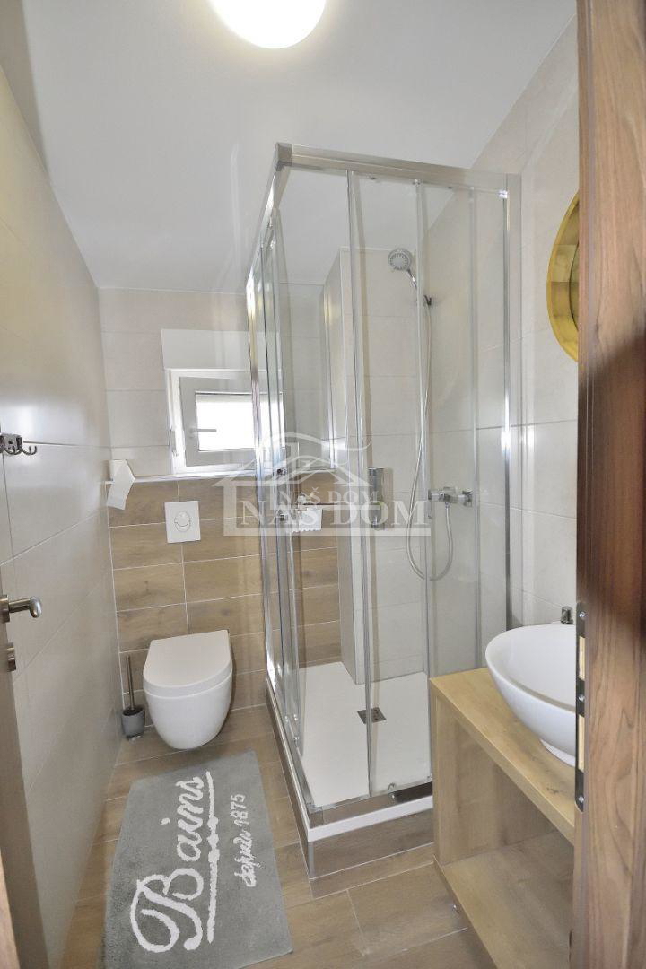 Vodice casa con tre appartamenti, giardino, gazebo