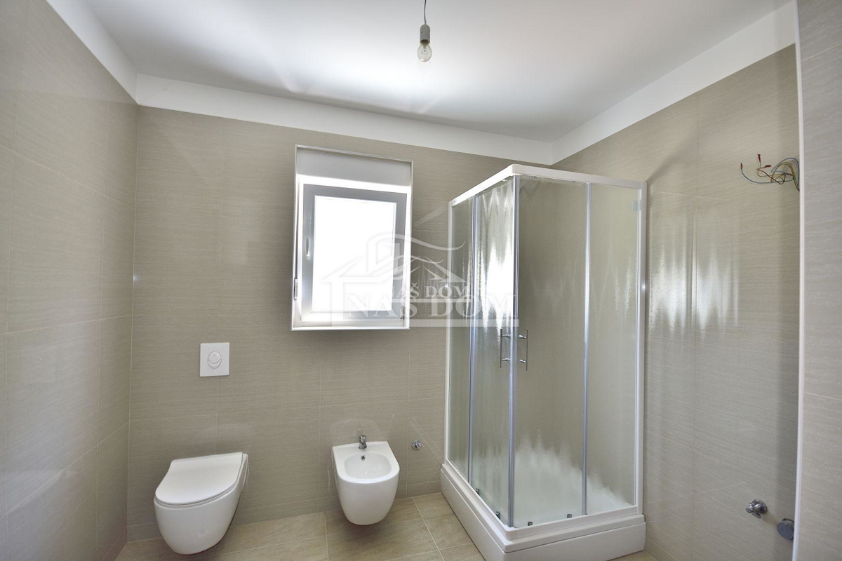 Vodice - nuova costruzione casa con due appartamenti, 700 m dalla spiaggia