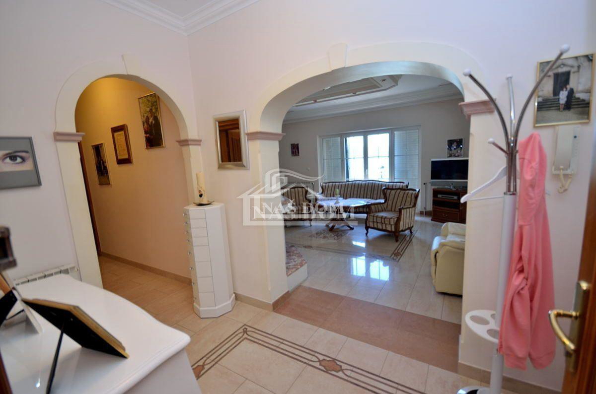 Srima, casa di lusso con 5 appartamenti, a 50m dalla spiaggia