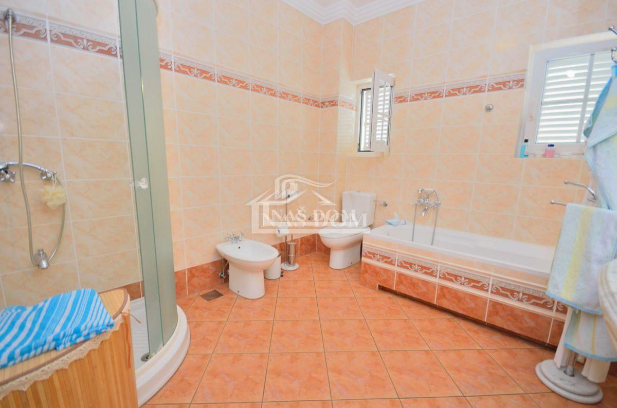 Srima, casa di lusso con 5 appartamenti, a 50m dalla spiaggia