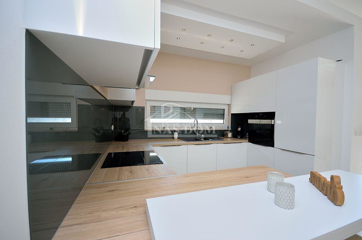 Vodice - casa bifamiliare con 3 appartamenti, cantina + piscina