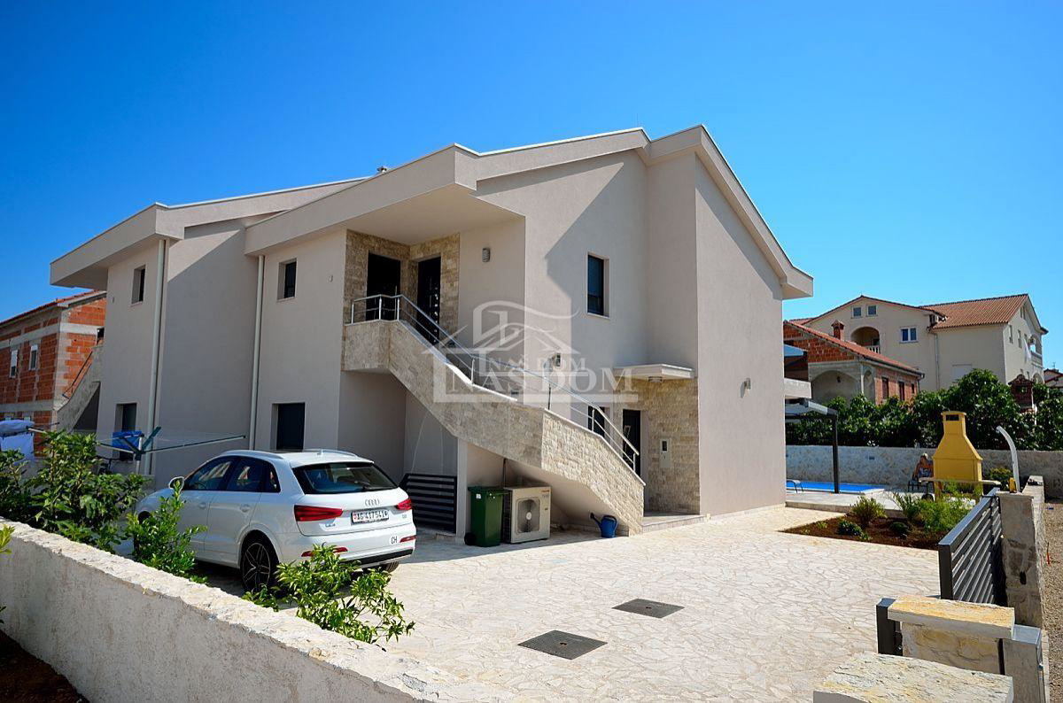 Vodice - casa bifamiliare con 3 appartamenti, cantina + piscina