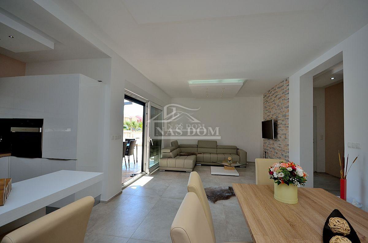Vodice - casa bifamiliare con 3 appartamenti, cantina + piscina