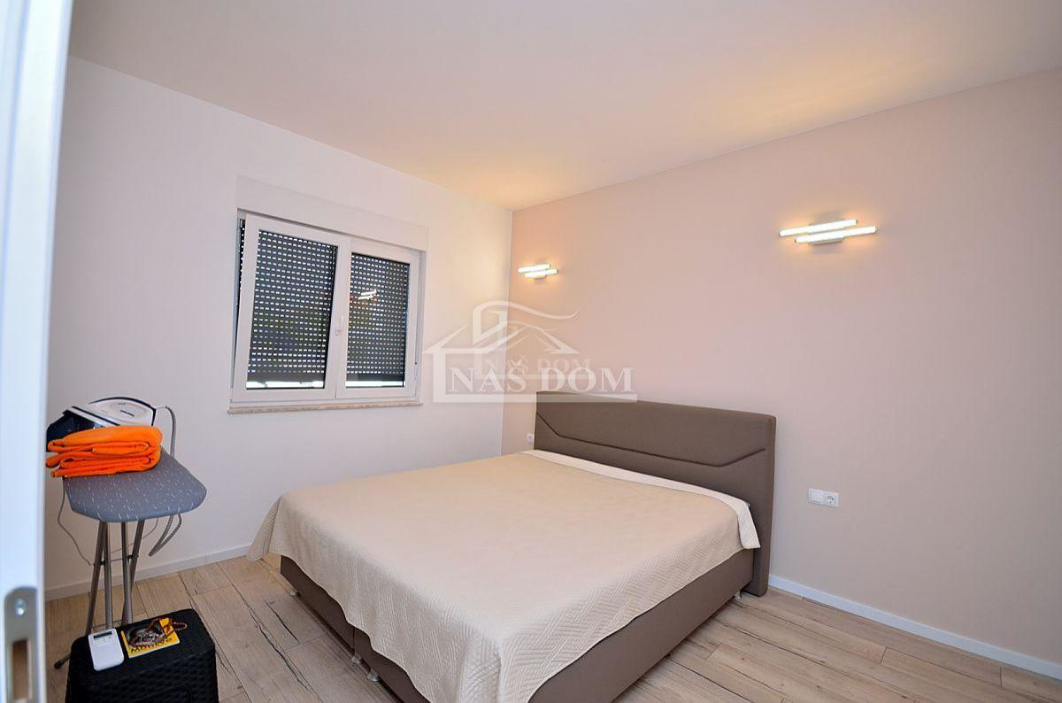 Vodice - casa bifamiliare con 3 appartamenti, cantina + piscina