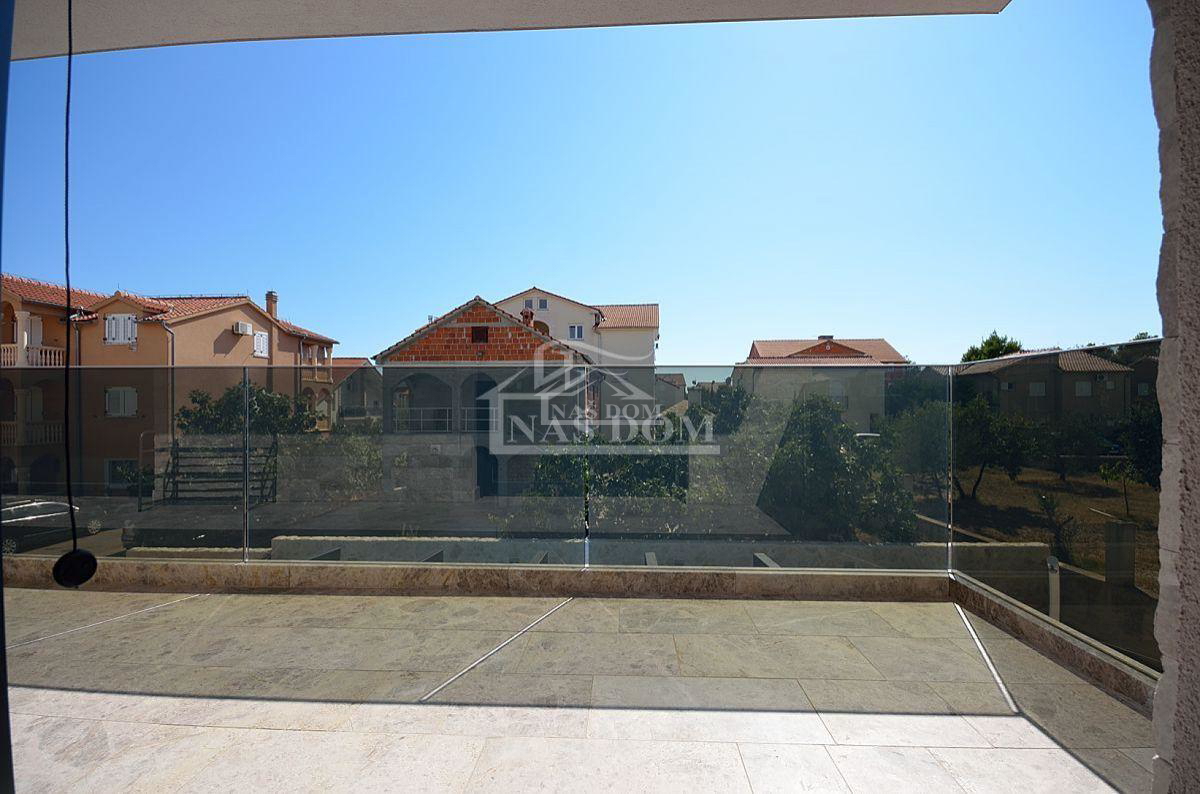 Vodice - casa bifamiliare con 3 appartamenti, cantina + piscina