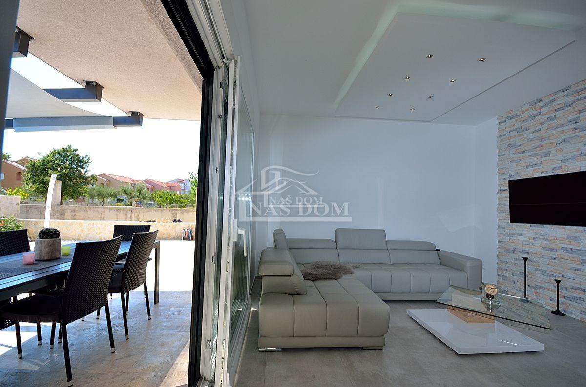 Vodice - casa bifamiliare con 3 appartamenti, cantina + piscina