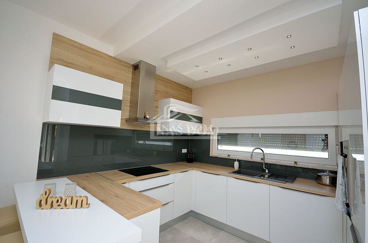 Vodice - casa bifamiliare con 3 appartamenti, cantina + piscina