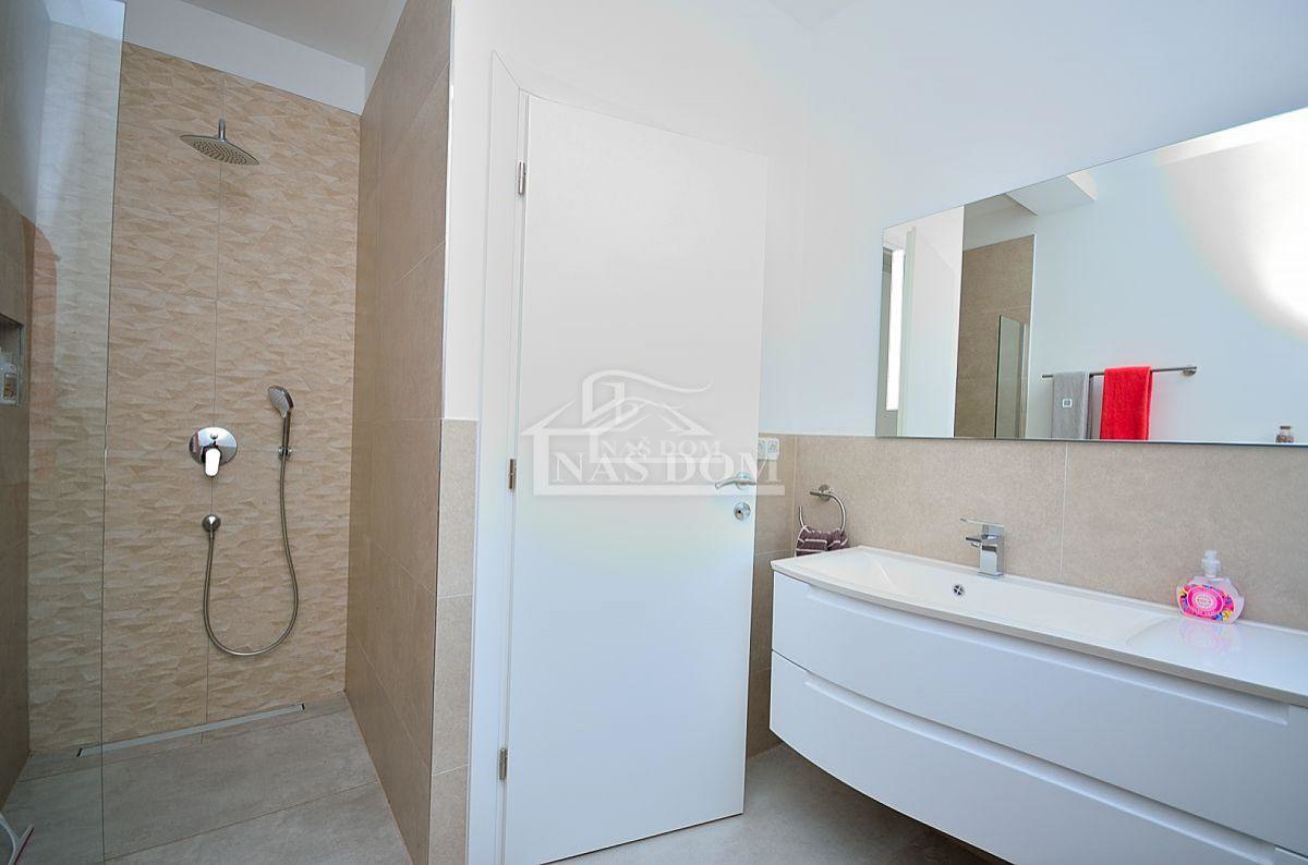 Vodice - casa bifamiliare con 3 appartamenti, cantina + piscina