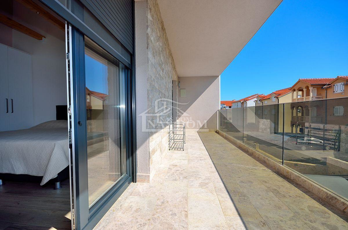 Vodice - casa bifamiliare con 3 appartamenti, cantina + piscina