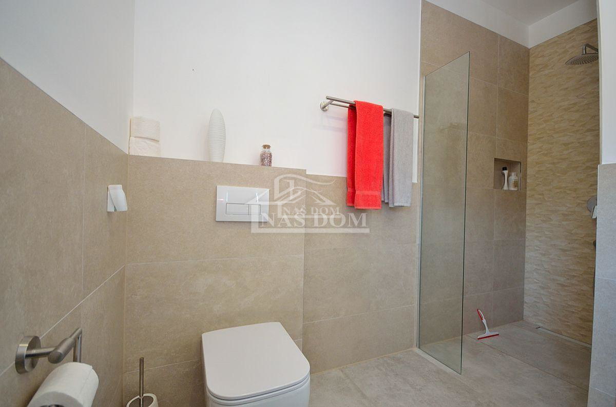 Vodice - casa bifamiliare con 3 appartamenti, cantina + piscina