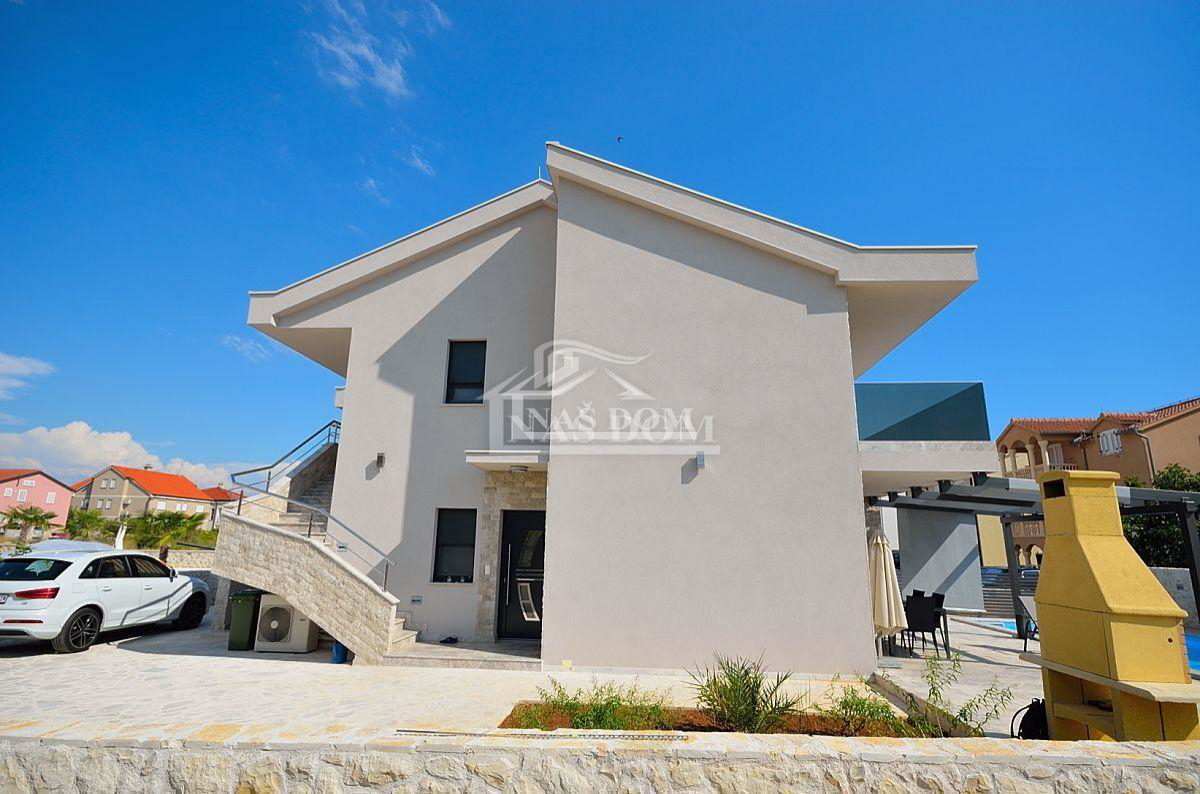 Vodice - casa bifamiliare con 3 appartamenti, cantina + piscina