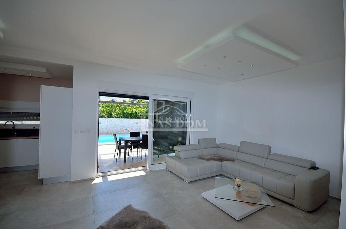 Vodice - casa bifamiliare con 3 appartamenti, cantina + piscina