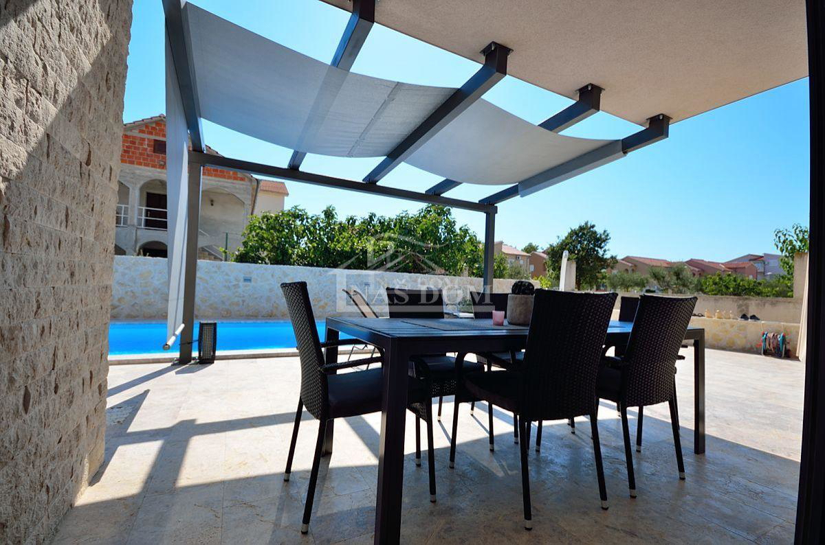Vodice - casa bifamiliare con 3 appartamenti, cantina + piscina