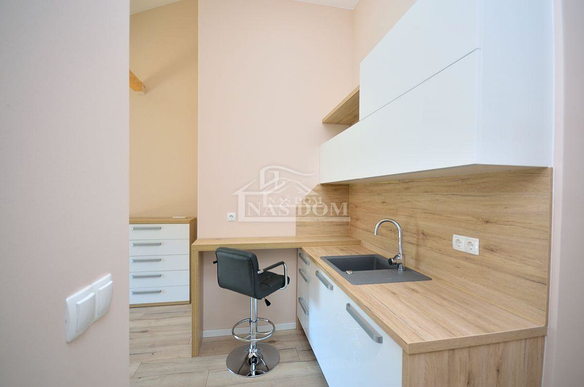 Vodice - casa bifamiliare con 3 appartamenti, cantina + piscina