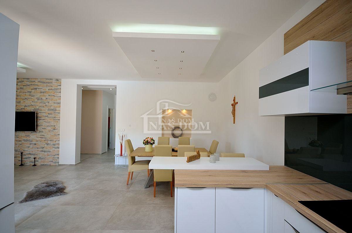 Vodice - casa bifamiliare con 3 appartamenti, cantina + piscina