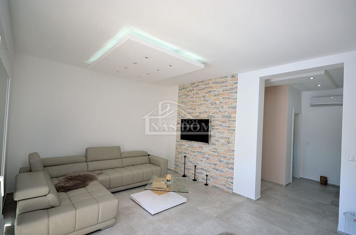 Vodice - casa bifamiliare con 3 appartamenti, cantina + piscina