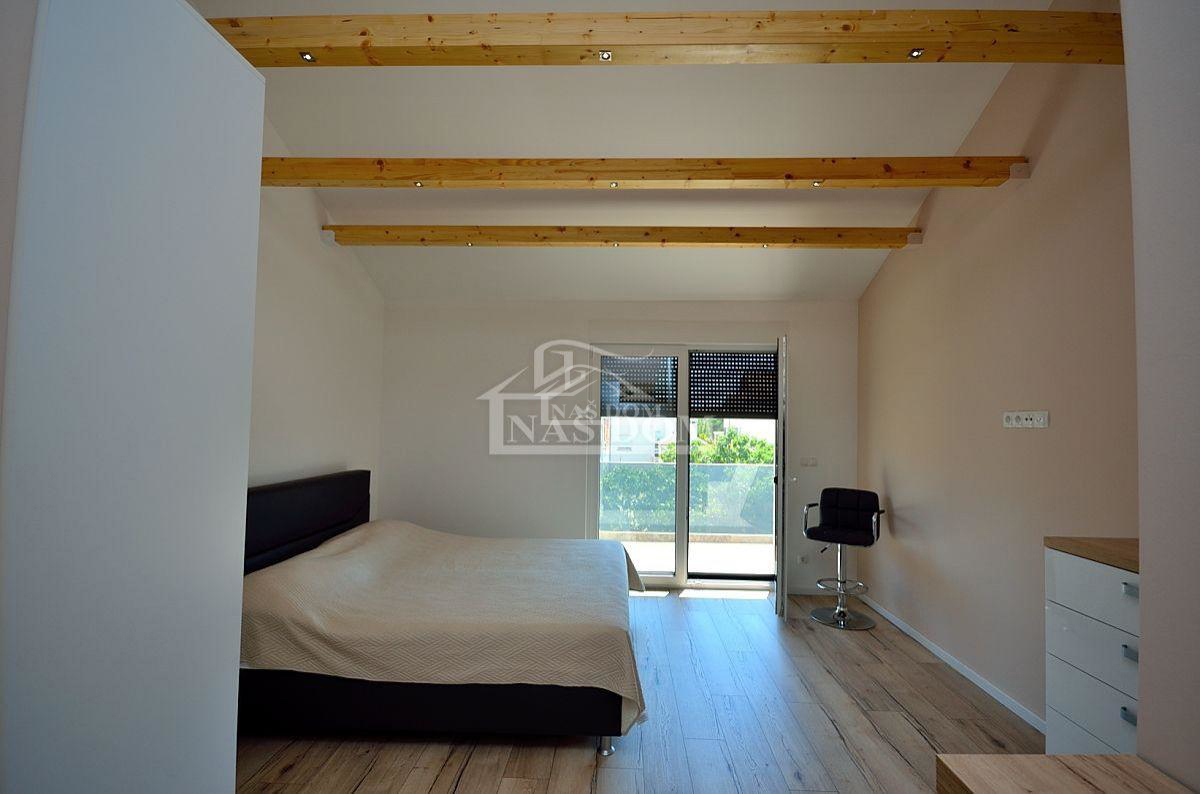 Vodice - casa bifamiliare con 3 appartamenti, cantina + piscina