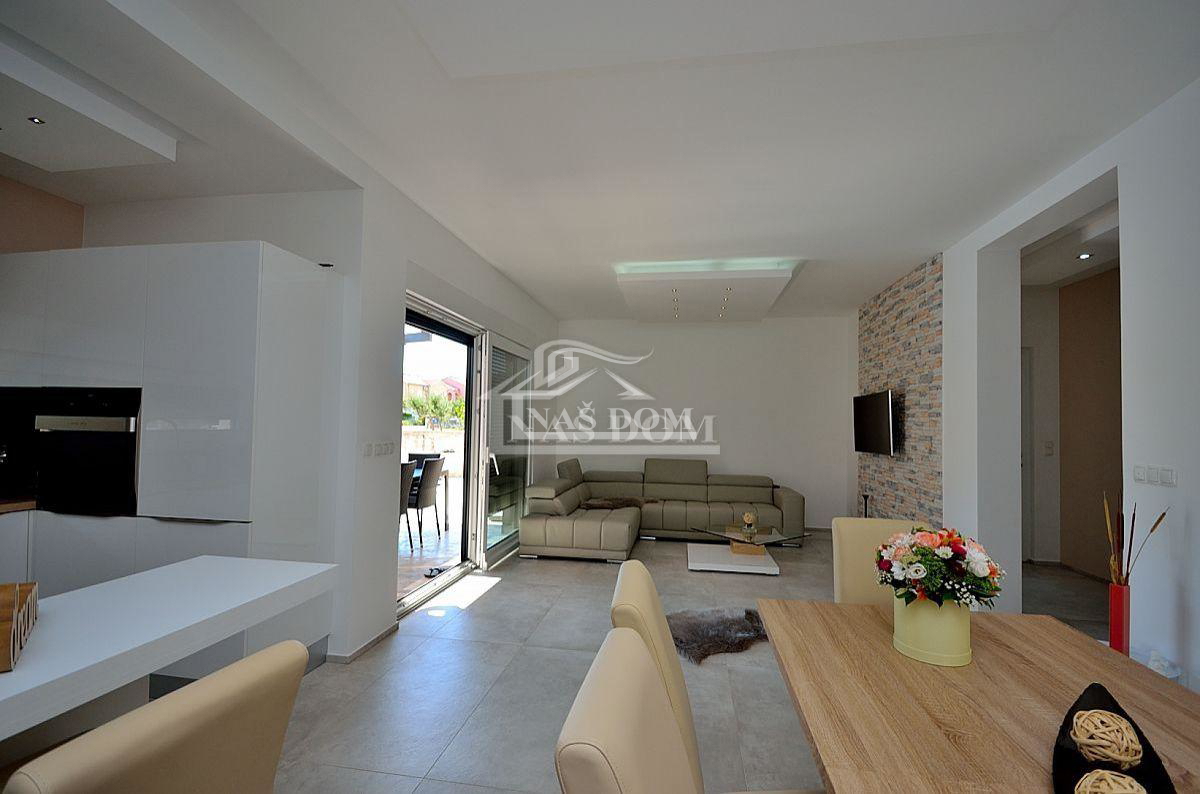 Vodice - casa bifamiliare con 3 appartamenti, cantina + piscina