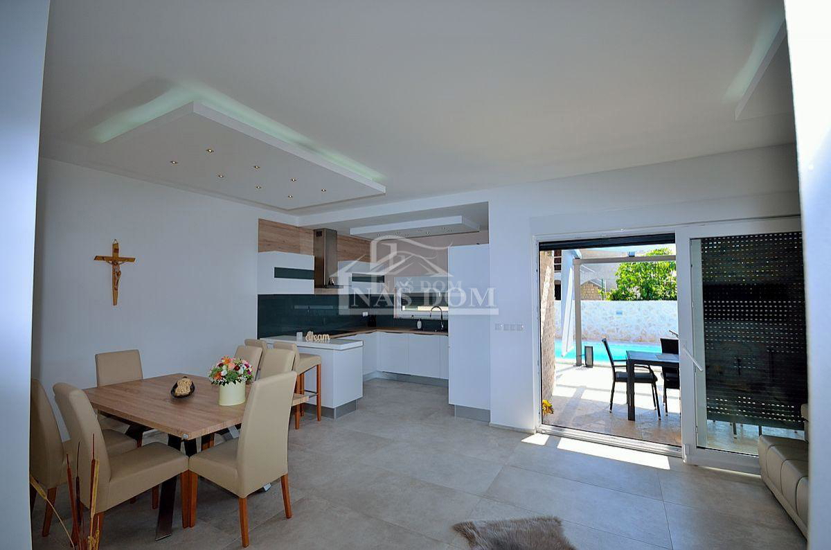 Vodice - casa bifamiliare con 3 appartamenti, cantina + piscina