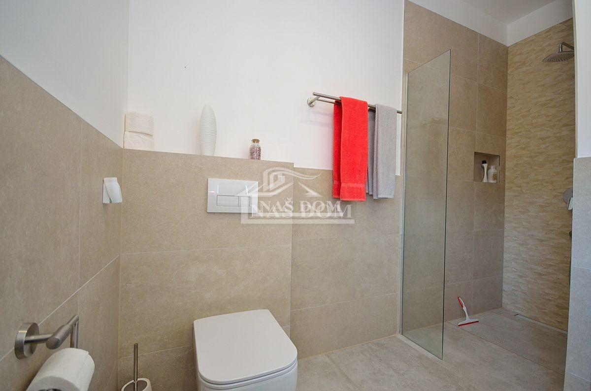 Vodice - casa bifamiliare con 3 appartamenti, cantina + piscina