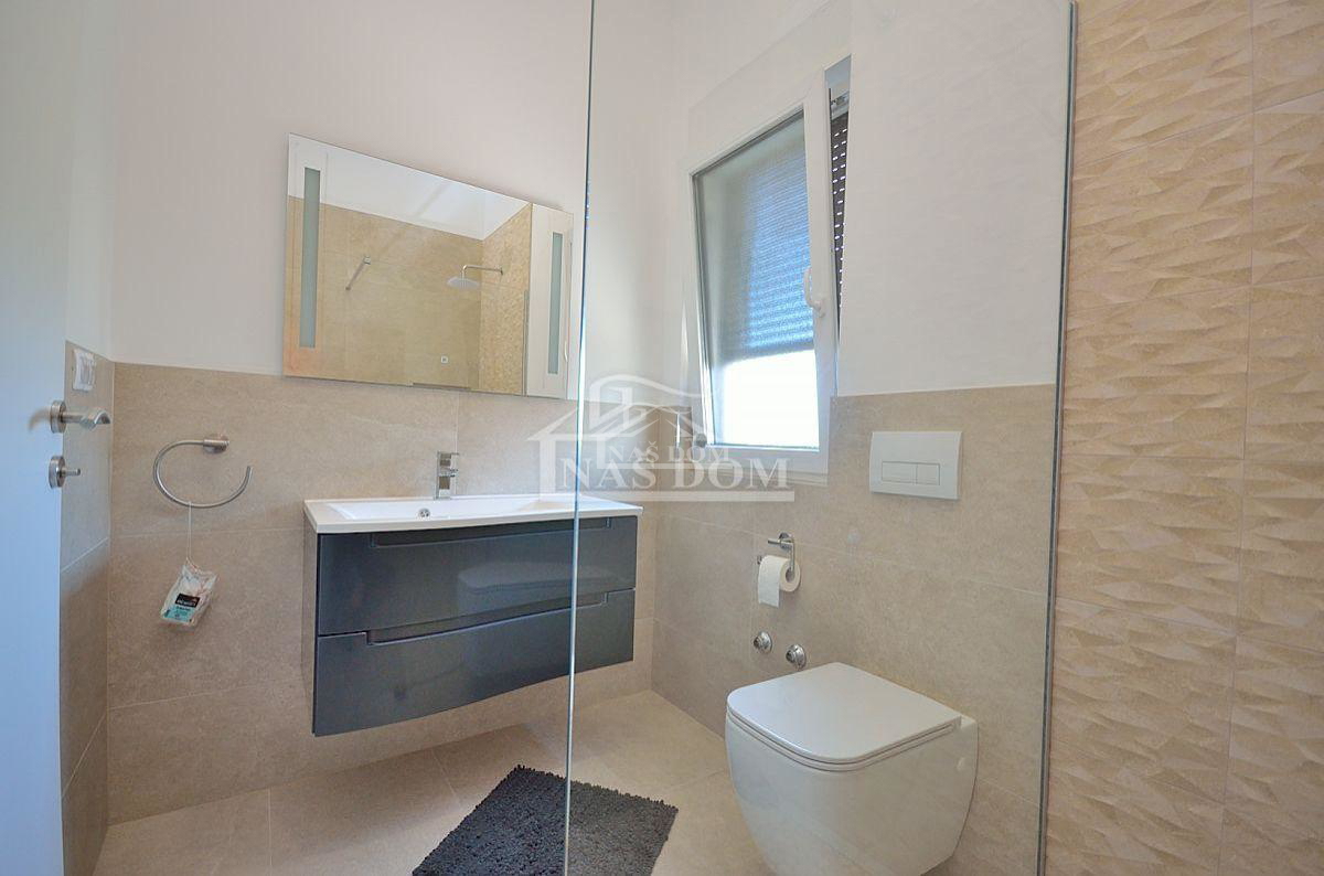 Vodice - casa bifamiliare con 3 appartamenti, cantina + piscina