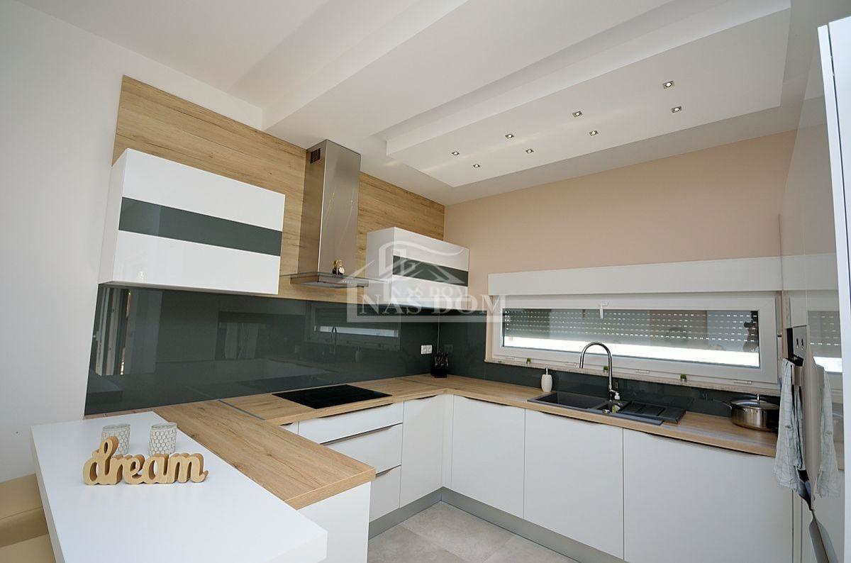 Vodice - casa bifamiliare con 3 appartamenti, cantina + piscina