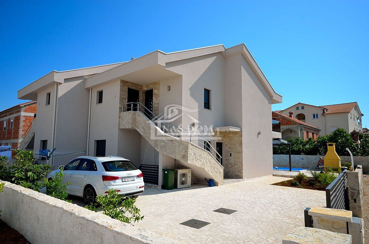 Vodice - casa bifamiliare con 3 appartamenti, cantina + piscina