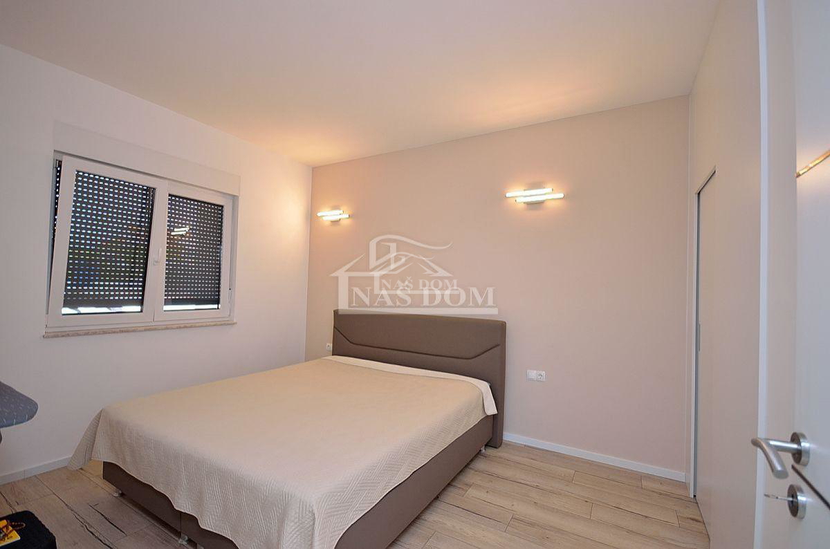 Vodice - casa bifamiliare con 3 appartamenti, cantina + piscina