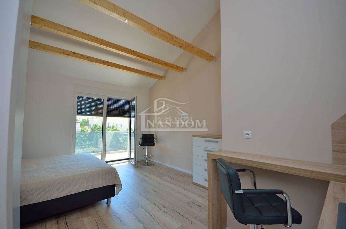 Vodice - casa bifamiliare con 3 appartamenti, cantina + piscina