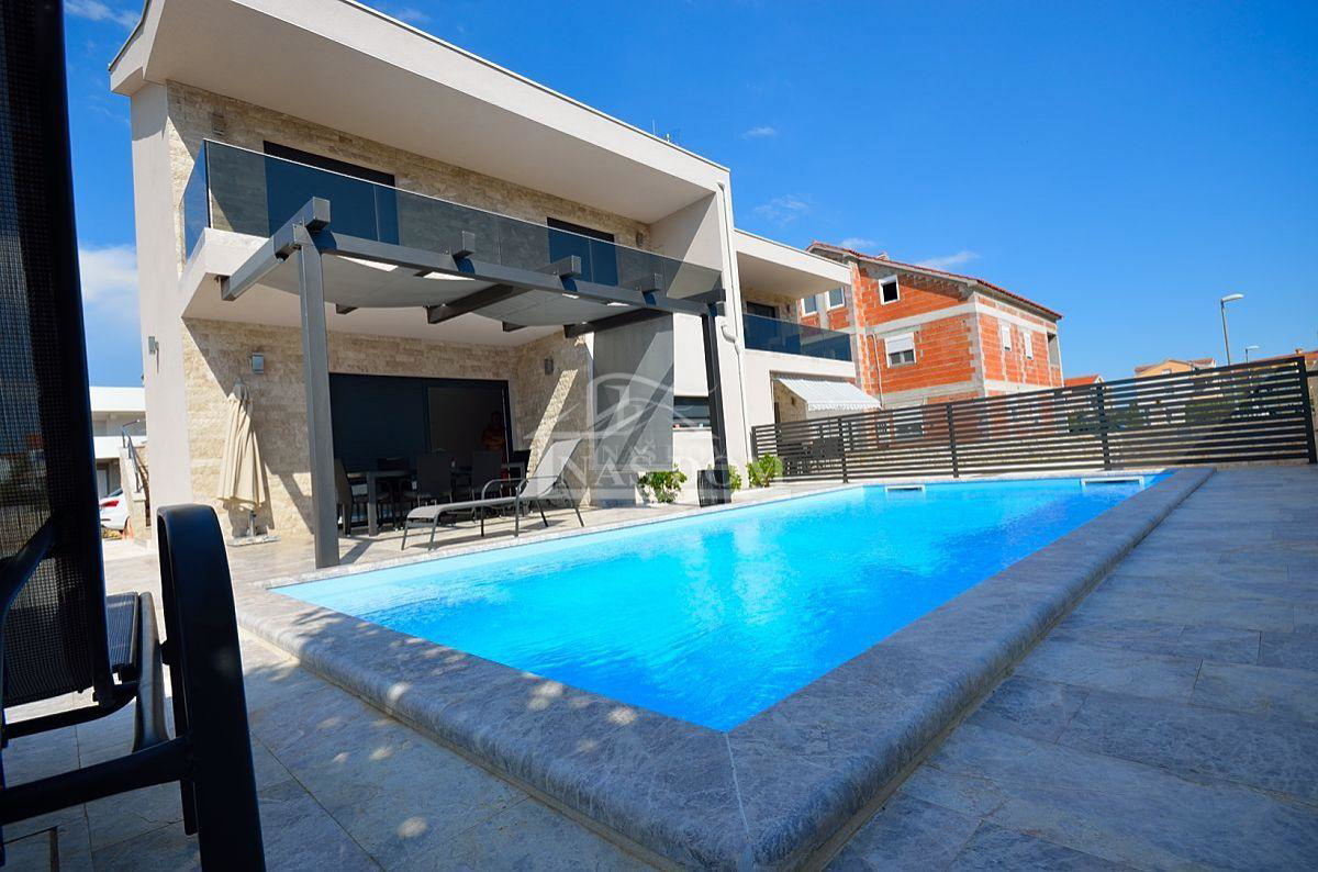 Vodice - casa bifamiliare con 3 appartamenti, cantina + piscina