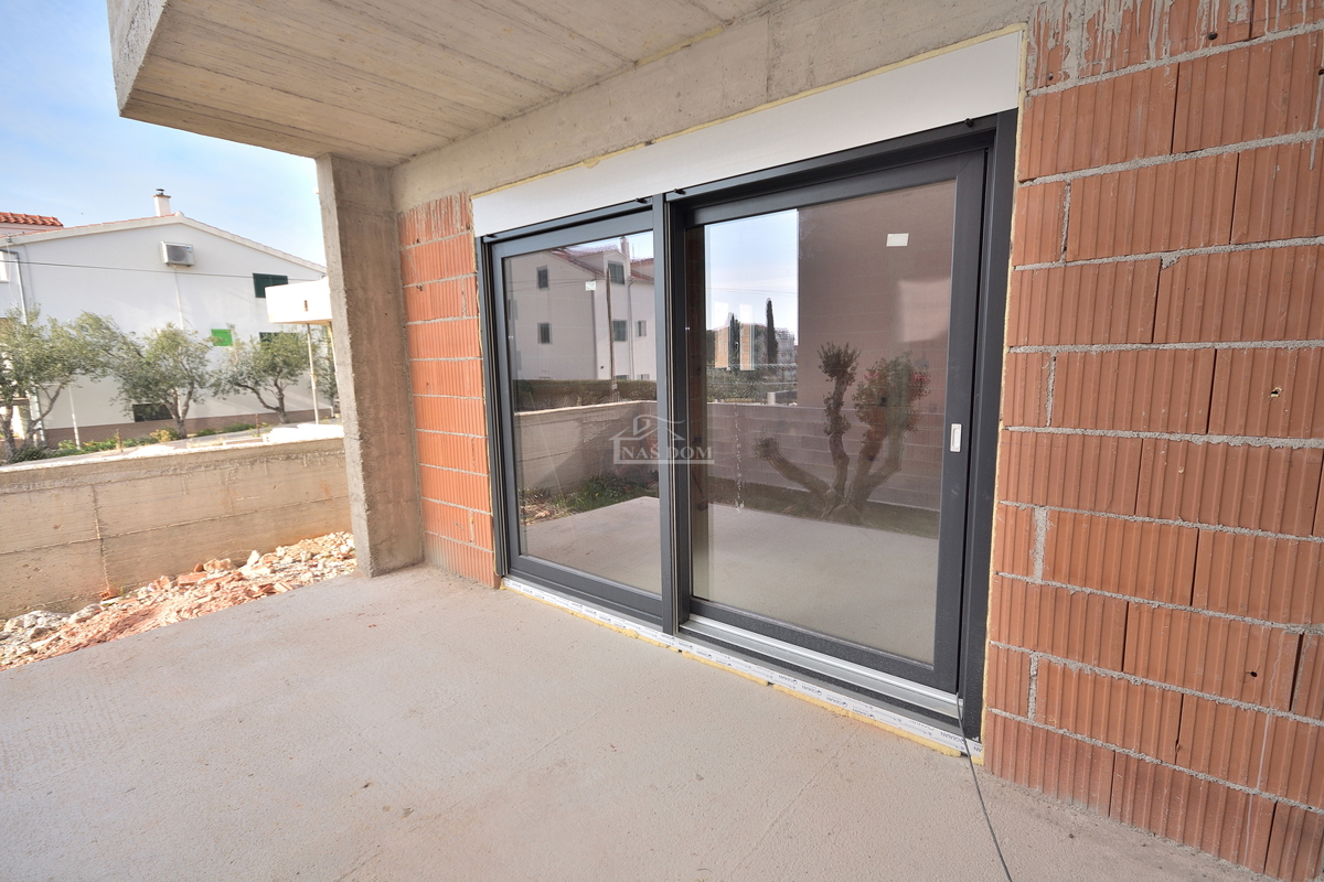 Vodice - **NUOVA COSTRUZIONE** S1 casa in una posizione tranquilla, a 600 m dalla spiaggia