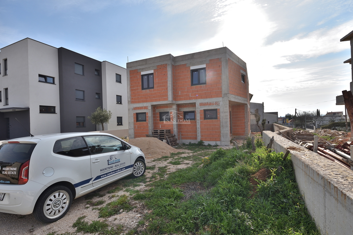 Vodice - **NUOVA COSTRUZIONE** S1 casa in una posizione tranquilla, a 600 m dalla spiaggia