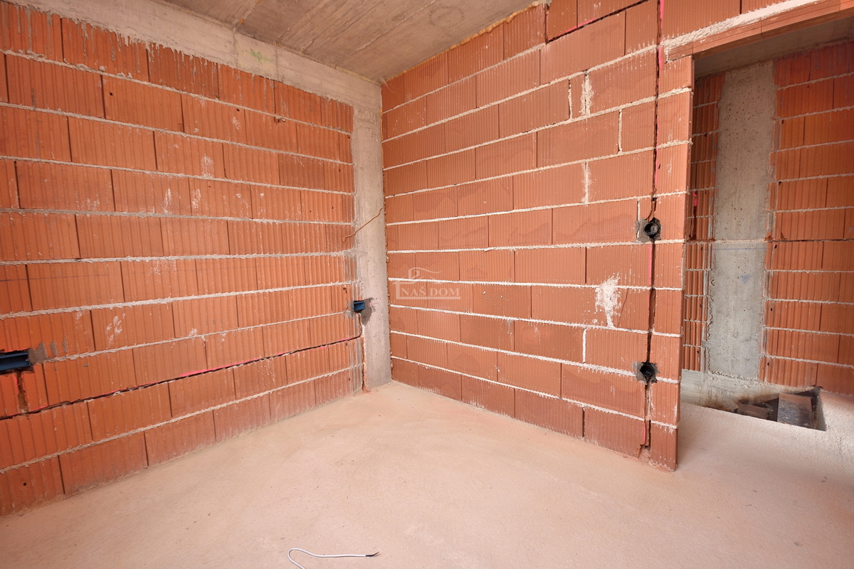 Vodice - **NUOVA COSTRUZIONE** S1 casa in una posizione tranquilla, a 600 m dalla spiaggia