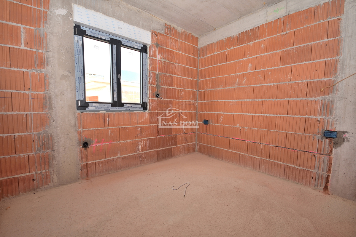 Vodice - **NUOVA COSTRUZIONE** S1 casa in una posizione tranquilla, a 600 m dalla spiaggia