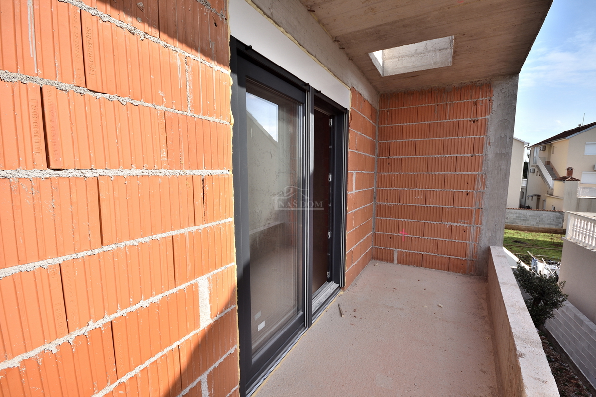 Vodice - **NUOVA COSTRUZIONE** S1 casa in una posizione tranquilla, a 600 m dalla spiaggia