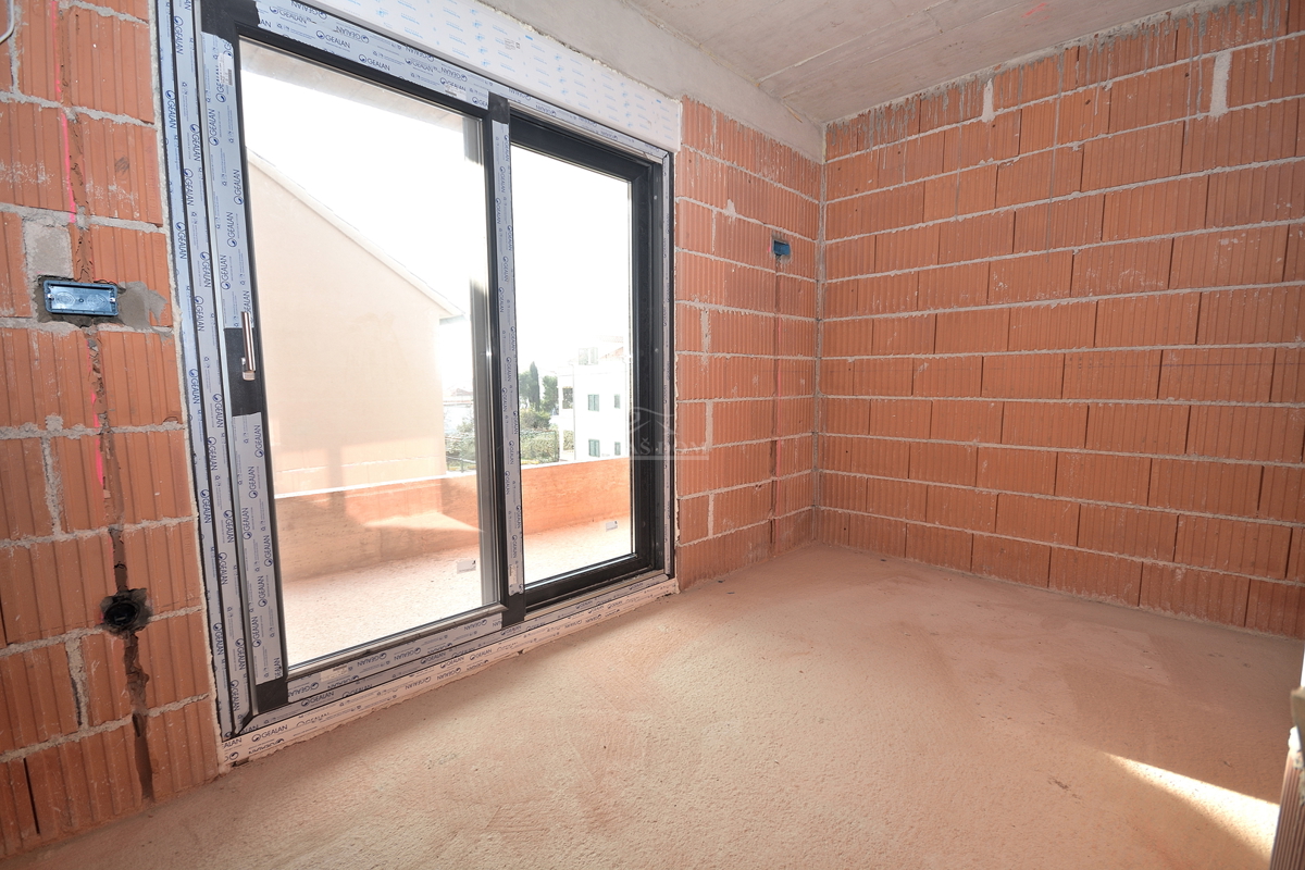 Vodice - **NUOVA COSTRUZIONE** S1 casa in una posizione tranquilla, a 600 m dalla spiaggia