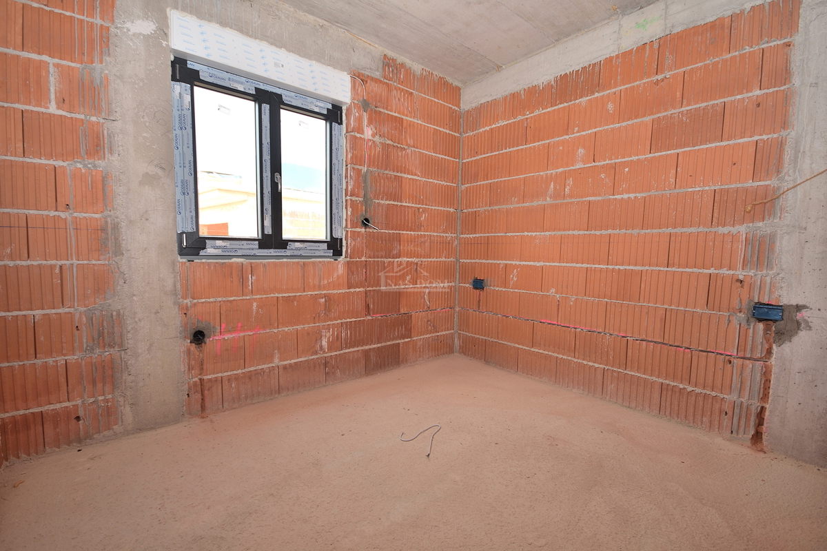 Vodice - **NUOVA COSTRUZIONE** S1 casa in una posizione tranquilla, a 600 m dalla spiaggia