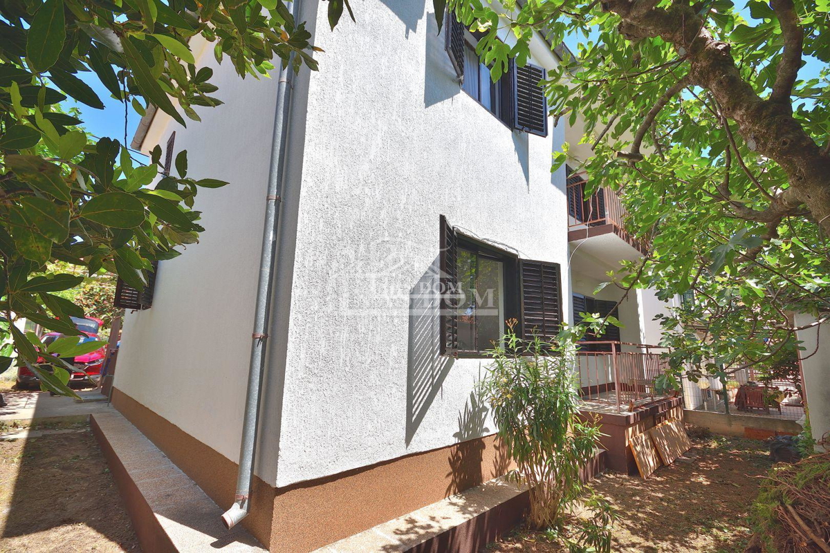 Vodice - casa a due piani in una posizione tranquilla, a 350 m dalla spiaggia Hangar