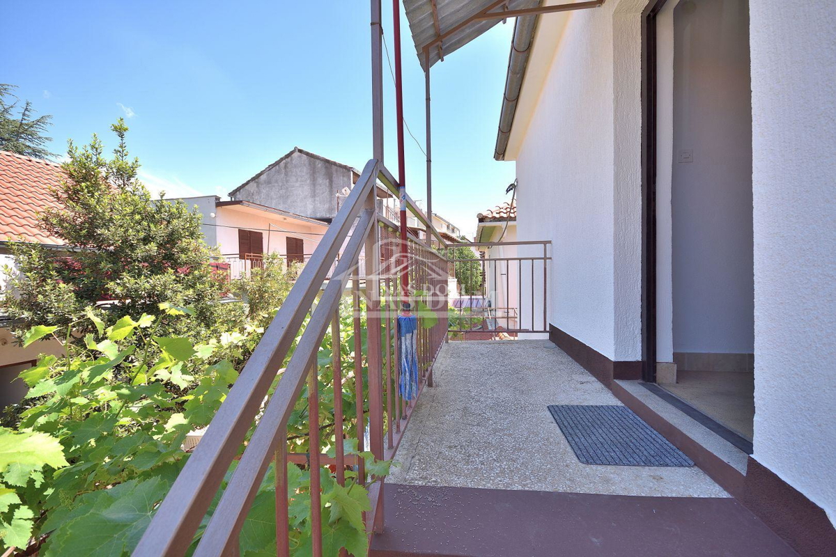 Vodice - casa a due piani in una posizione tranquilla, a 350 m dalla spiaggia Hangar