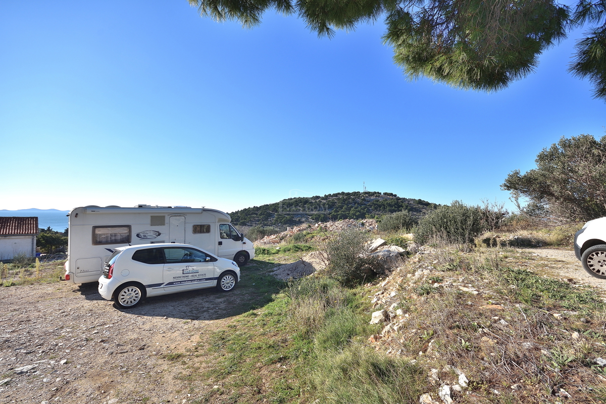 Murter - terreno edificabile con permesso di costruzione per una casa, vista mare